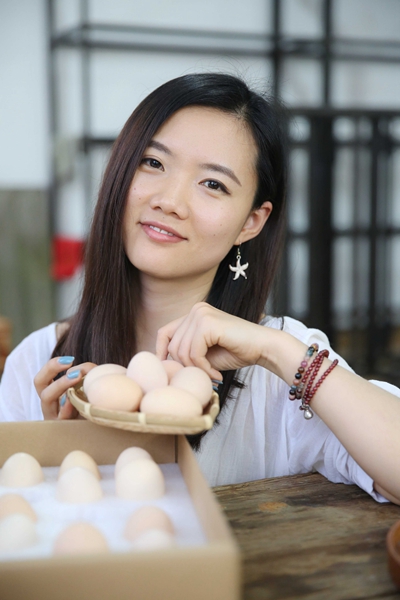 的"云彩土鸡"女掌门葛雯,亲自开着宝马车,挨个给老顾客送土鸡,土鸡蛋