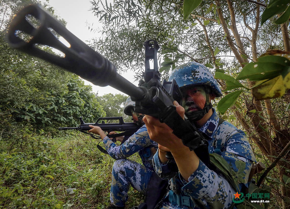 两栖霸王花!海军陆战队某旅侦察营丛林侦察与反侦察对抗演练