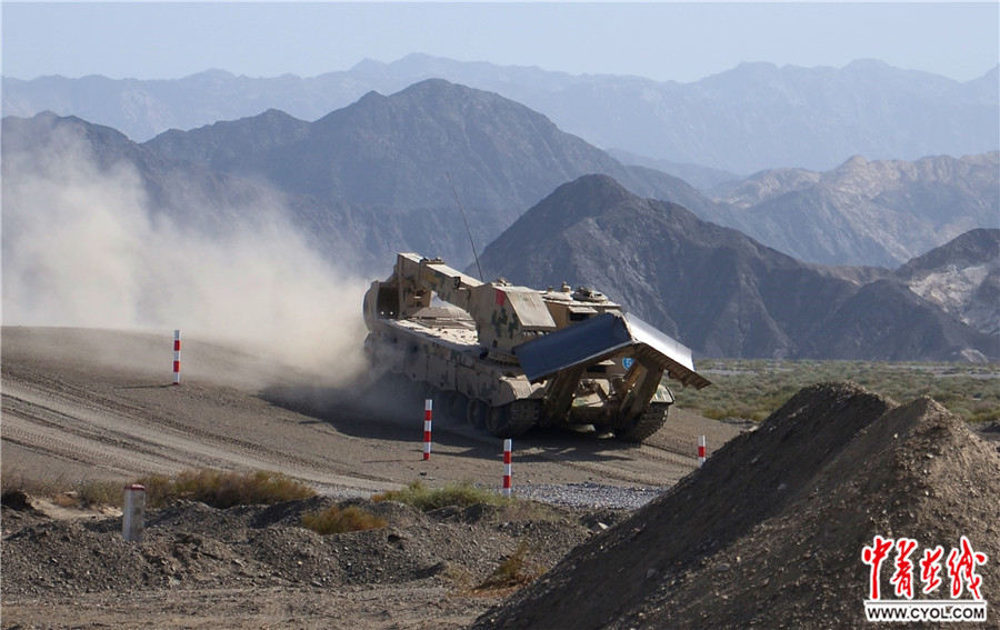 本次开路机组,清障车组单项赛使用的国产112型履带式装甲工程车,乘员3