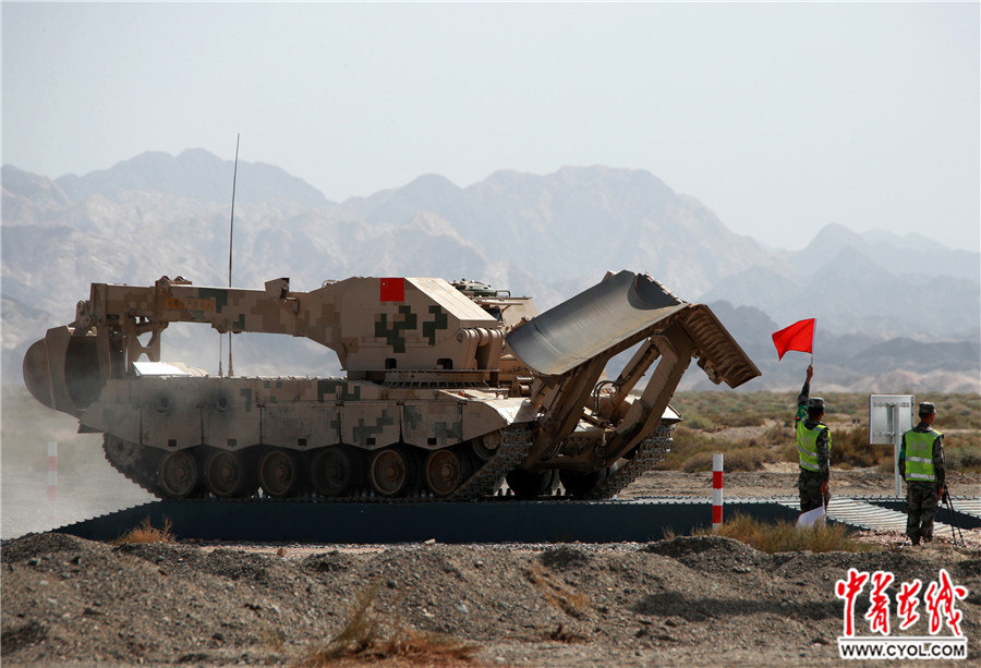 中国队开路机组,清障车组成员分别搭乘一辆装甲工程车,连续通过浅滩