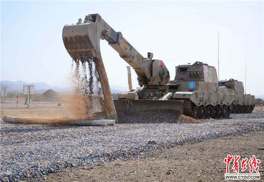 第一个抵达作业区的开路机组,放下装甲工程车铲刀开始作业,他们所面对