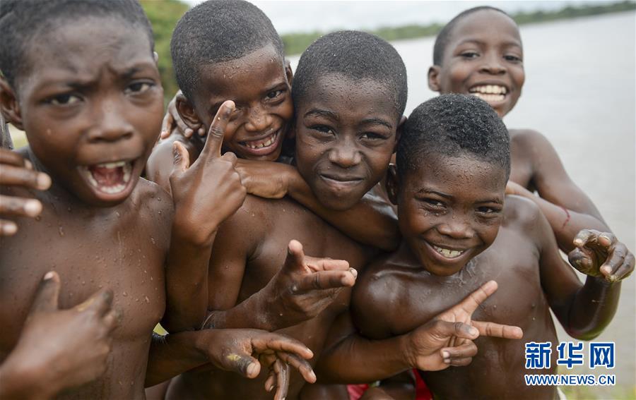 1月3日,在哥伦比亚安蒂奥基亚,孩子在阿特拉托河畔玩耍.