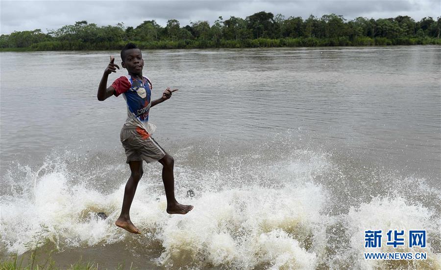 1月3日,在哥伦比亚安蒂奥基亚,孩子在阿特拉托河畔玩耍.