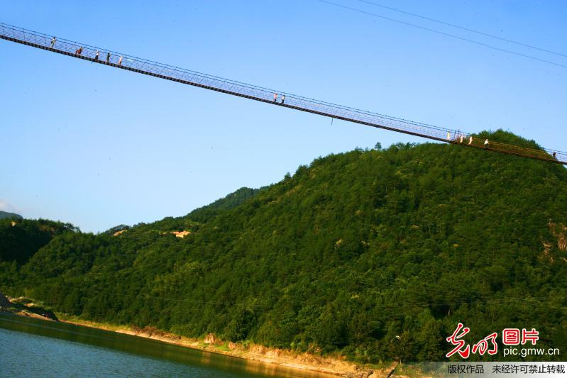 连接玉如意山和金履腹地,总长358米,高58米的悬空铁索桥能够供100人