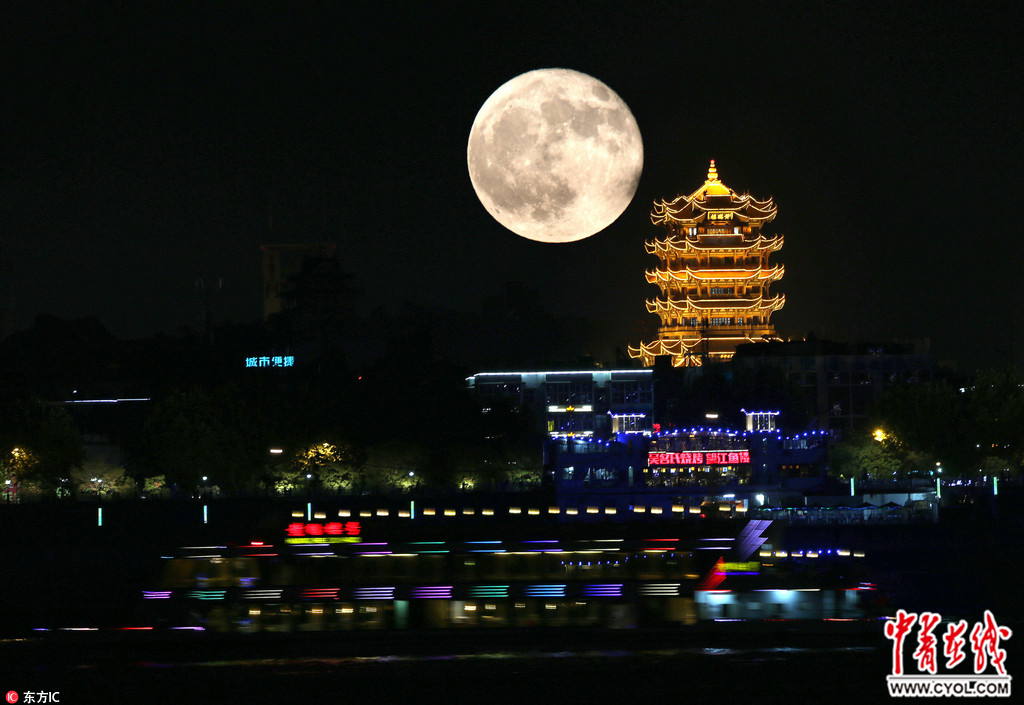 湖北武漢,晚8時左右,用二次曝光方法,在黃鶴樓前拍到八月十七的月亮