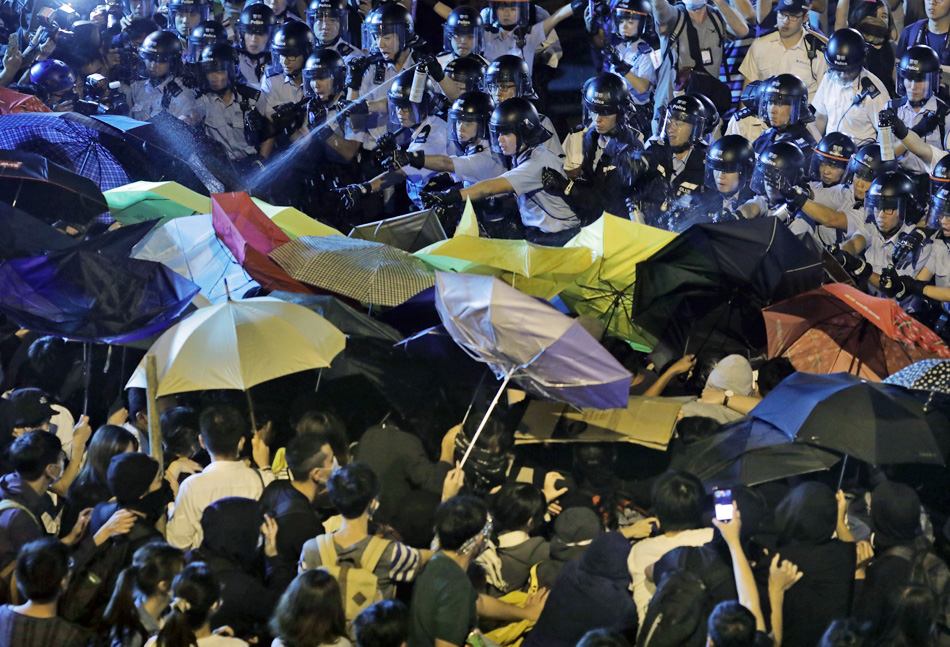 据中国台湾网引述港媒报道,2016年11月6日,香港激进团体发起游行