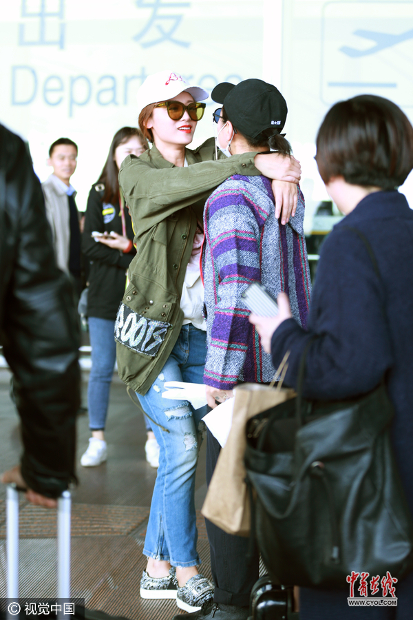 超女见超女两眼泪汪汪!叶一茜周笔畅机场偶遇 紧紧相拥令人动容