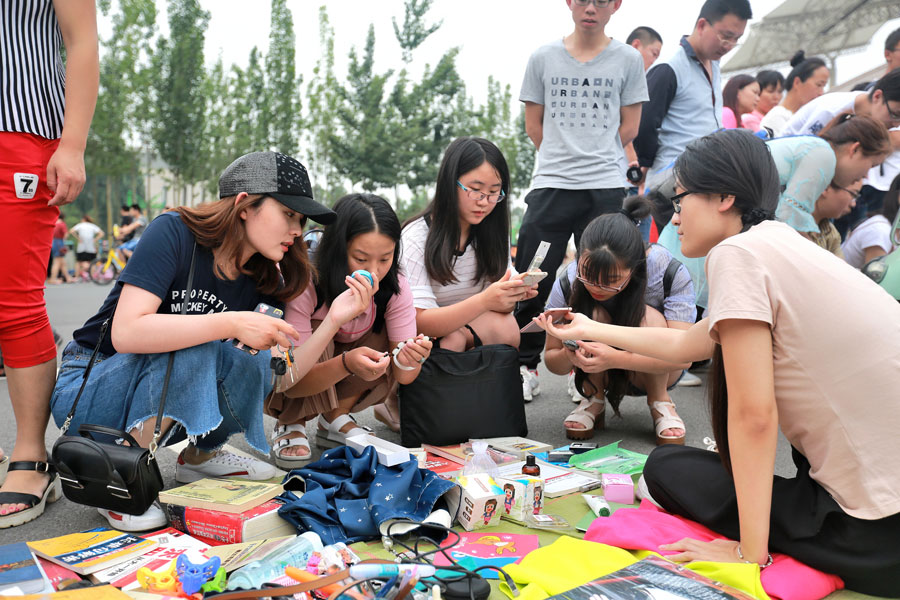 毕业季跳蚤市场火爆 美女大学生校园练摊