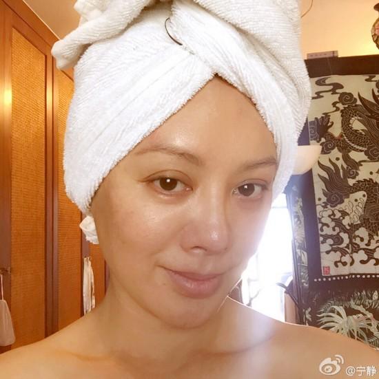 演员宁静在微博晒出一张纯素颜浴照,毫不遮掩自己脸上的斑,获网芋大