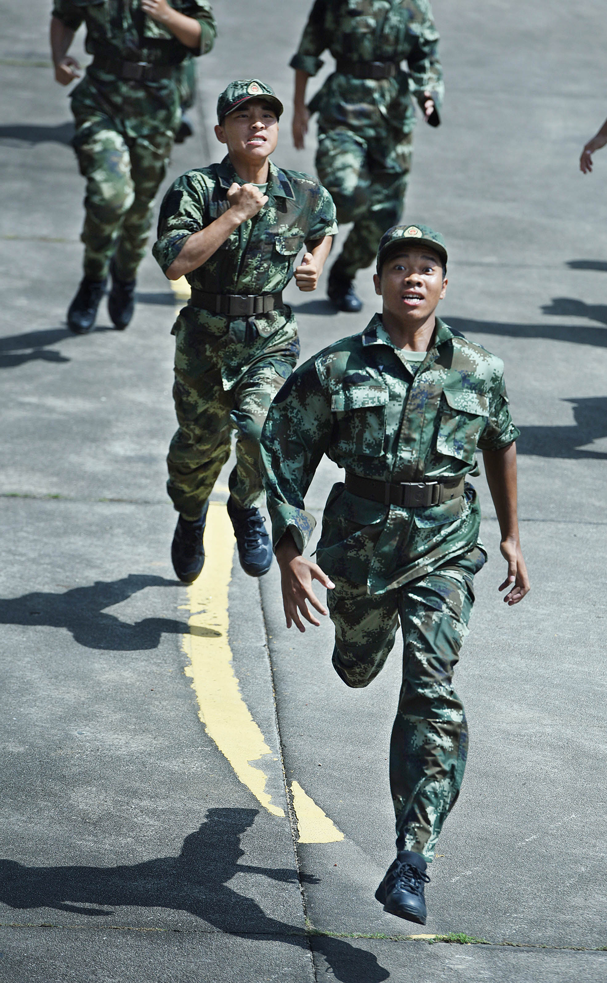 除了軍姿,記者還看了新兵們在蹲姿,衝刺,俯臥撐,走隊列,喊軍號中的