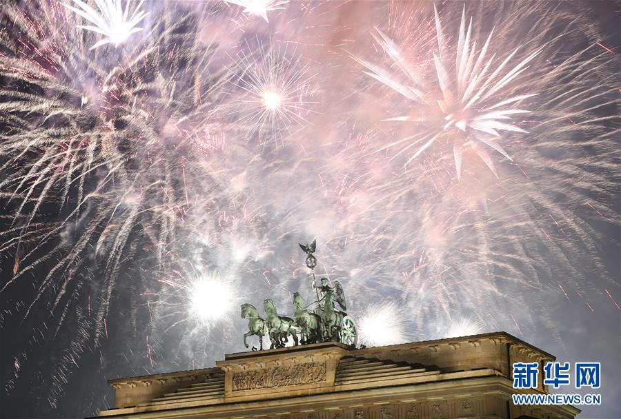 1月1日,烟花在德国柏林的勃兰登堡门上空绽放,庆祝新年的到来.