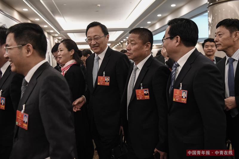 会议开始前,全国人大代表,南京市原市长缪瑞林(左二)进入会场.