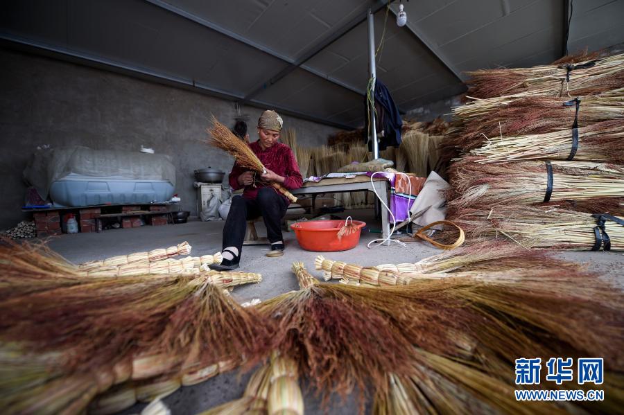 李耀梅在自家院子里建起了简易的扫帚车间.