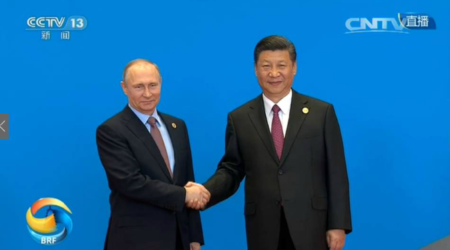会议开始前,习近平与俄罗斯总统普京握手