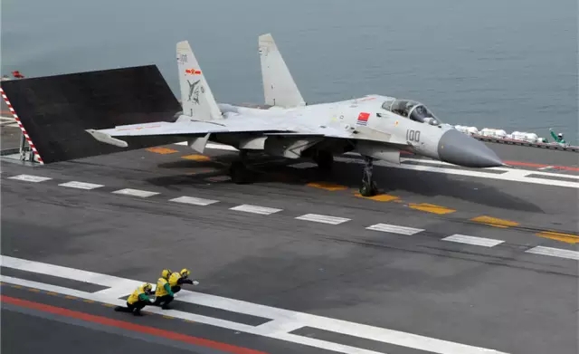 中国歼-20服役数量增加到四架垂直爬升动作