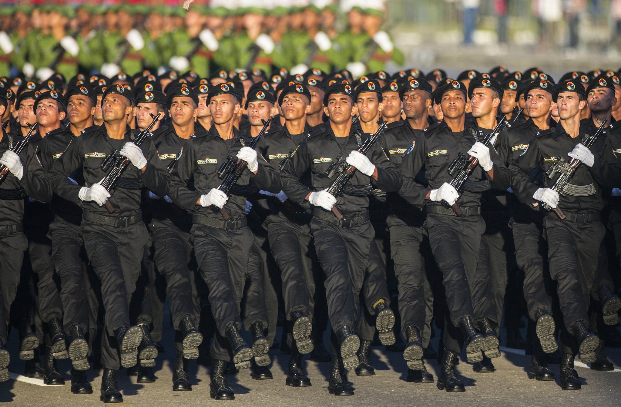古巴建军60周年举行盛大阅兵式,古巴军队多个兵种都参加了阅兵.