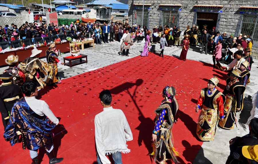 3月27日,西藏林芝市巴宜区八一镇章麦村村民跳锅庄舞欢庆西藏百万