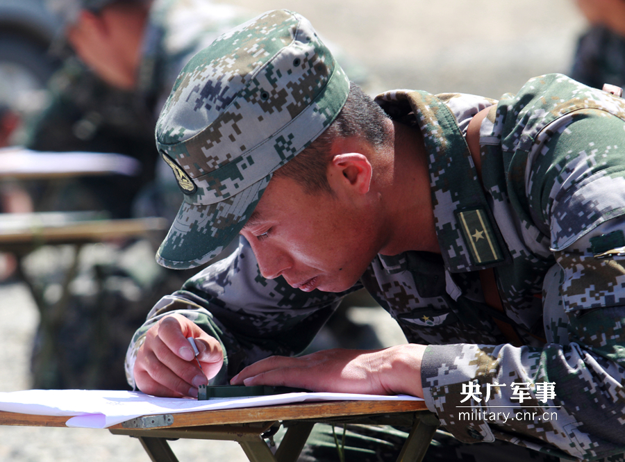 速围观!某装甲团40公里战斗体能行军进行时