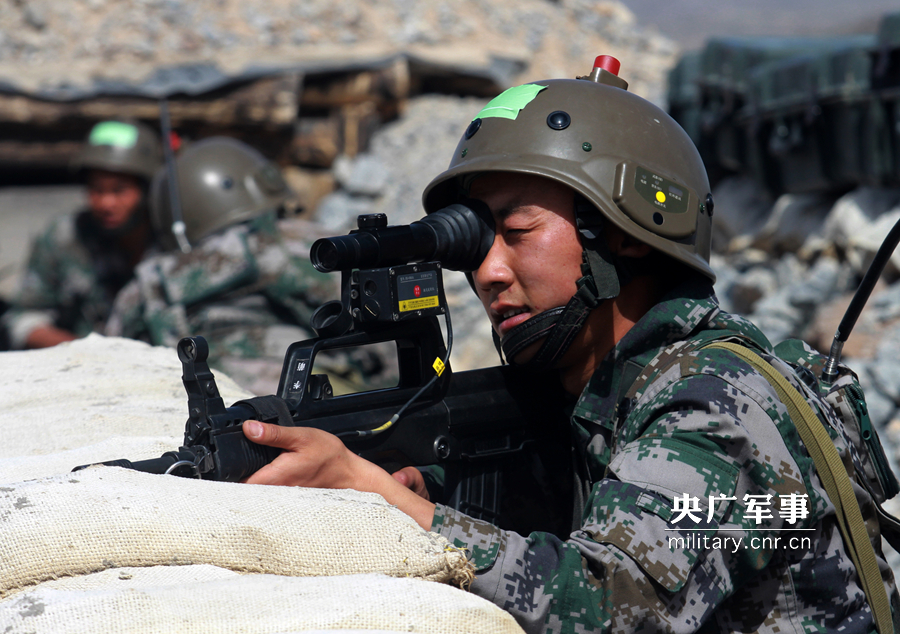 速围观!某装甲团40公里战斗体能行军进行时