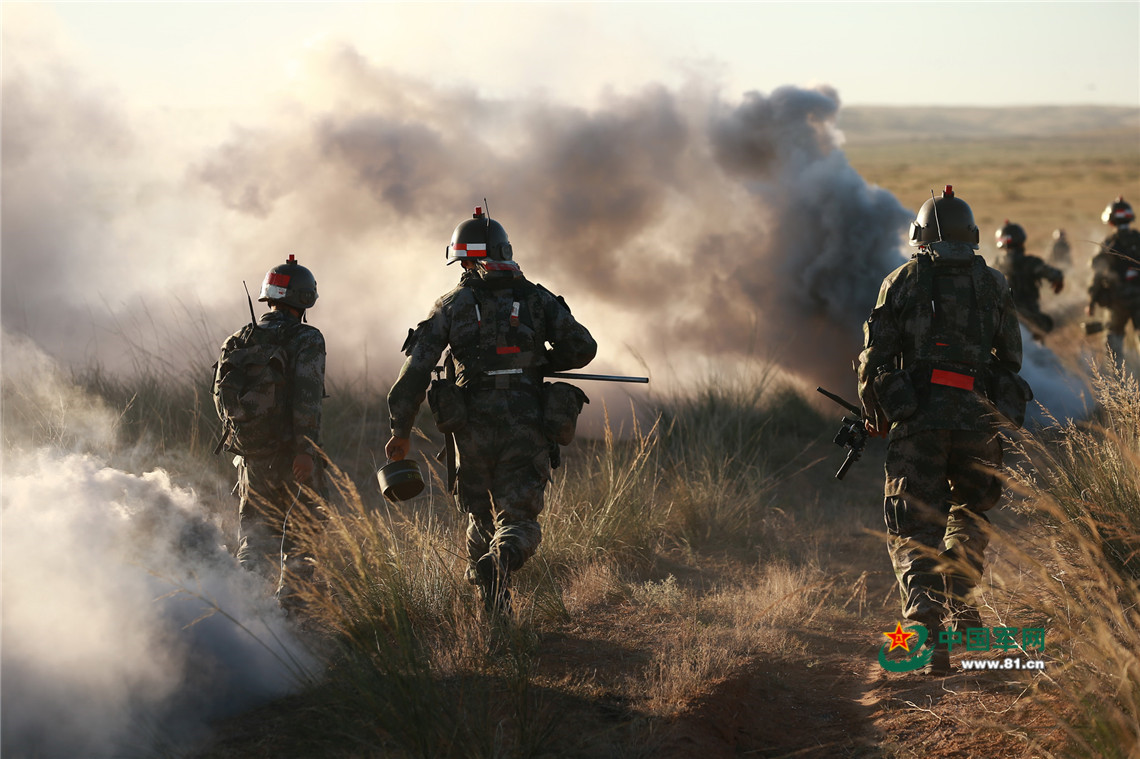 决战朱日和:"暴风雨"对决"草原狼"