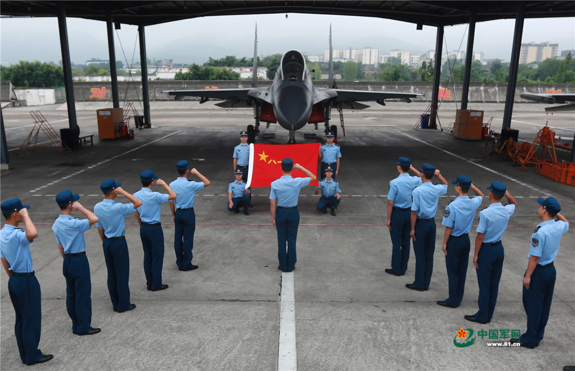 西部战区空军各部队组织新晋升军衔士官重温军人誓词.(崔懂兴 摄)