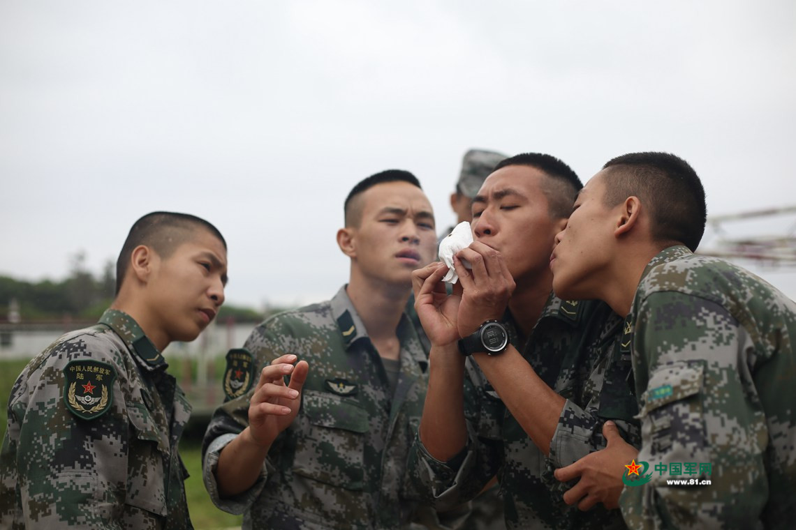 摄影师记录下侦察兵的五年军旅 退伍时他哭了