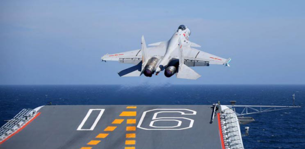 资料图:歼-15舰载战斗机从"辽宁"舰飞行甲板滑跃起飞.