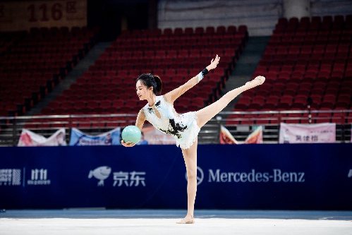 安悦溪艺术体操惊艳星运会 化身跃动精灵无畏挑战