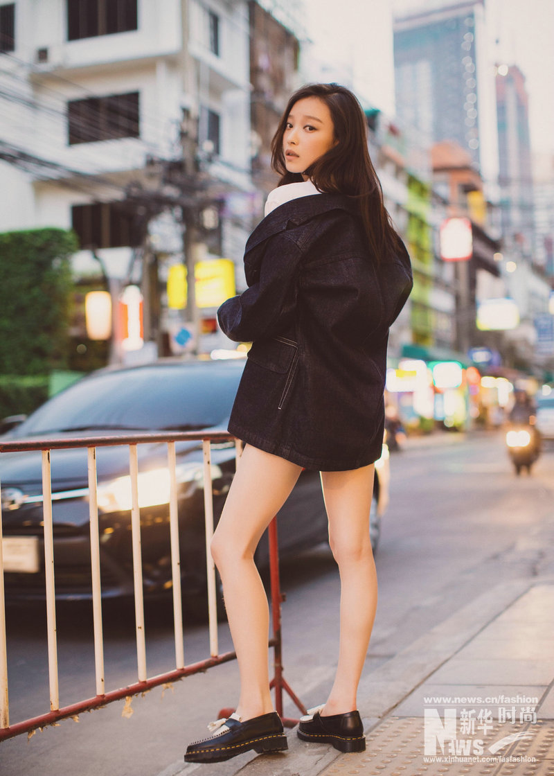 倪妮拍照秀好身材 演绎牛仔衬衫经典穿搭