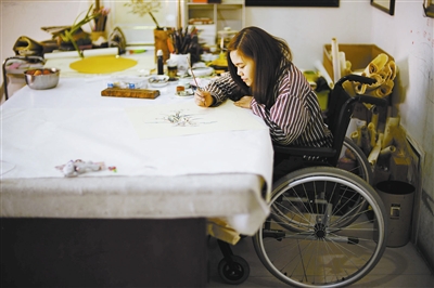 天津画家热心为师轮椅女孩放飞梦想