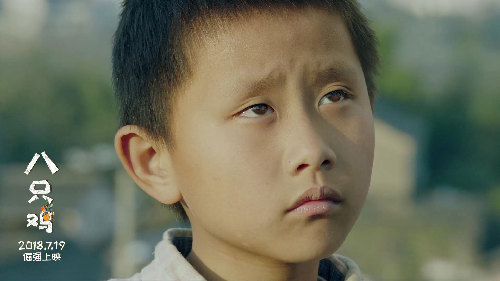 倔强的眼神,仿佛说着自己微弱尊严的童年