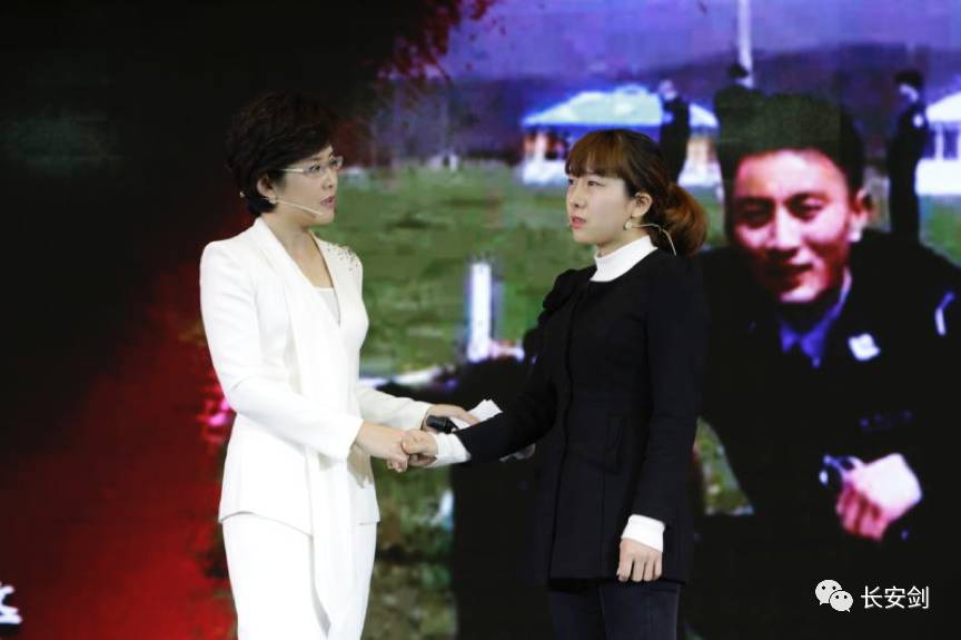 民警蔡松松用尽身体最后一点力气,把两个孩子托出水面,自己却再也没能