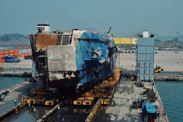 中韩合作 沉没3年的世越号船体上岸