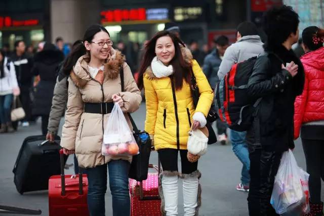 但不可否认,现在年轻人过年回家跟亲人说的话并不比平时在电话里说