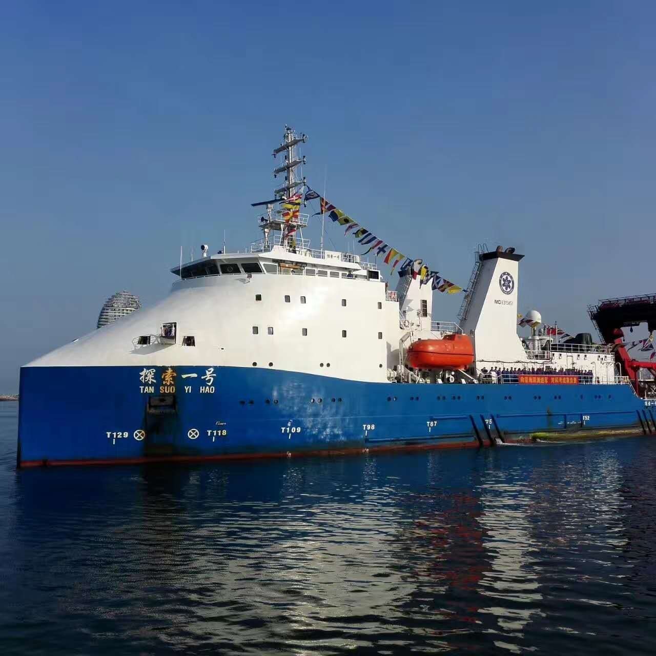 今天清晨,他们乘着探索一号科考船成功返航,回到了三亚港.