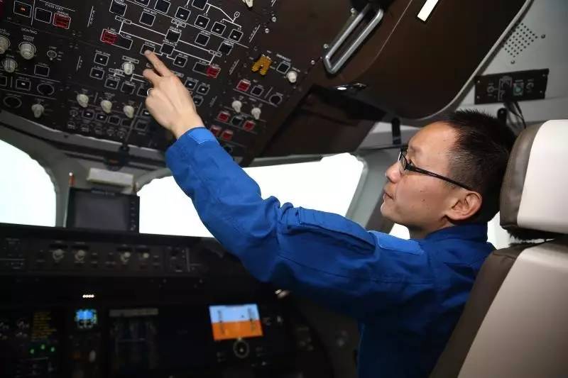 试飞工程师张大伟做起飞前检测