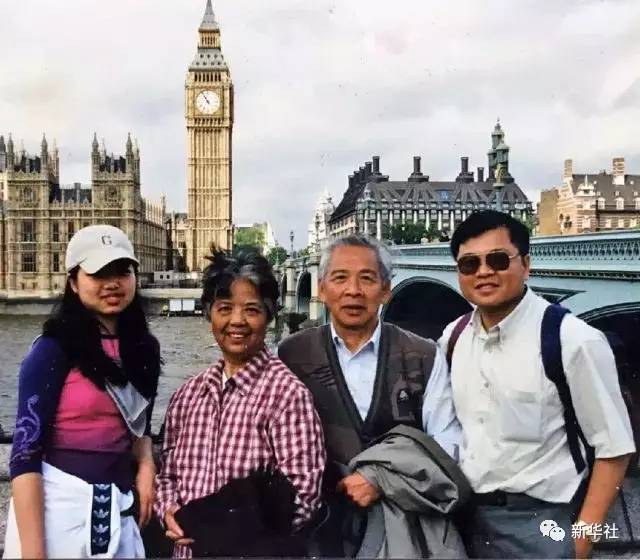 黄大年(右)与其父母,女儿在英国的合影(资料照片)父母的教诲,黄大年