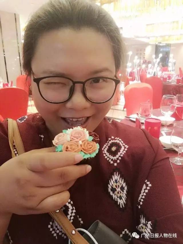 "自称中国第一个职业大码模特经纪人的黄斐,在微信里跟新来的客户说.