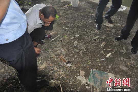 图为:警方勘察案发现场. 嘉兴经开区公安分局供图