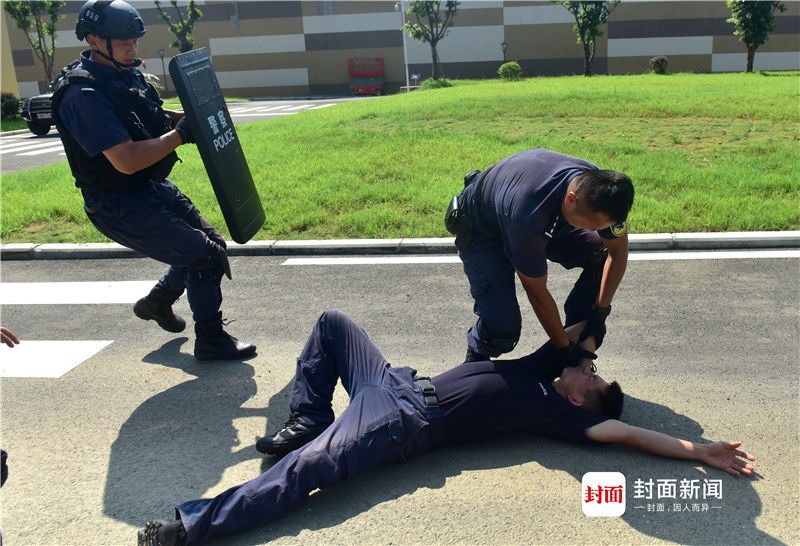 成都黑豹突击队烈日下战术训练 场面壮观