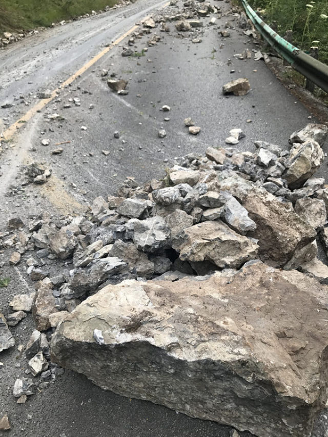 路上散落的大石.新华社记者 宋玉萌 摄