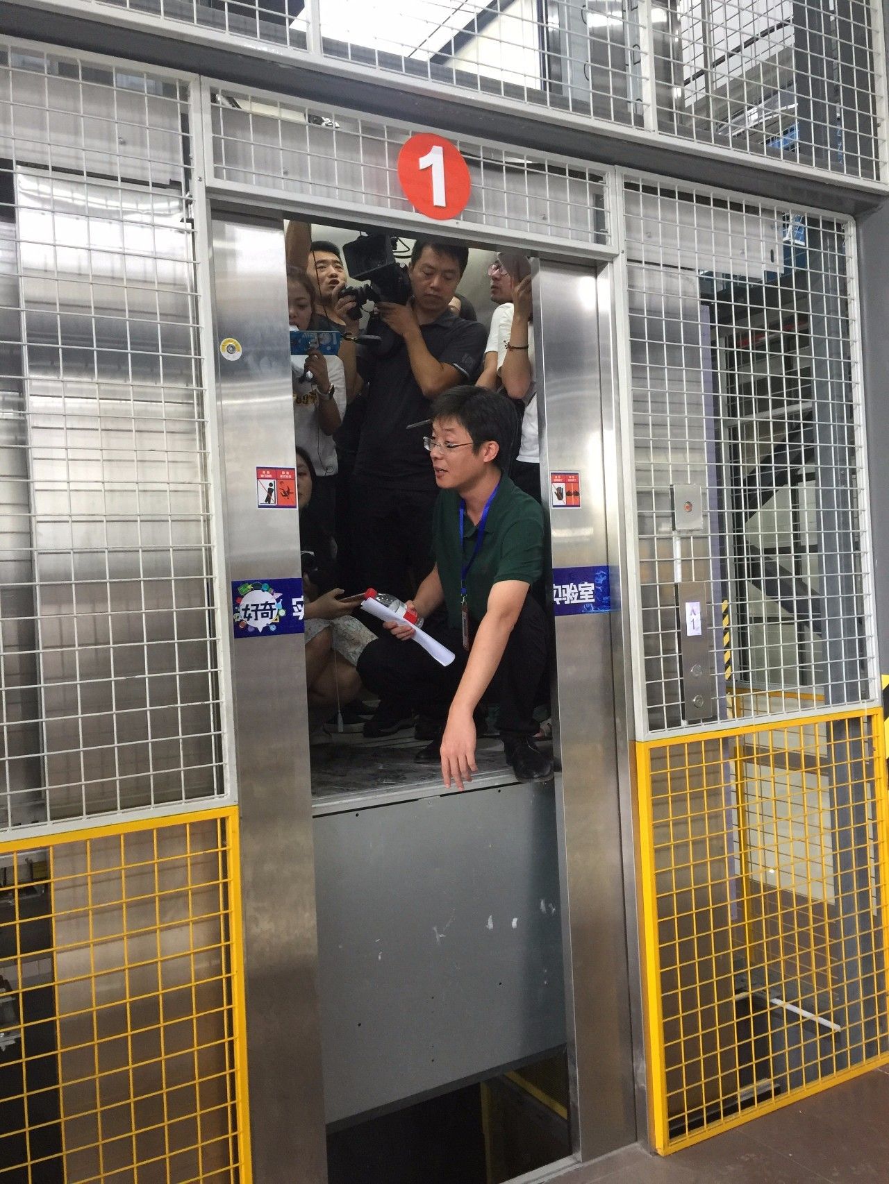 电瓶车撞电梯,被困冒险扒门…乘电梯的这些坏习惯可能让你"命悬一线"