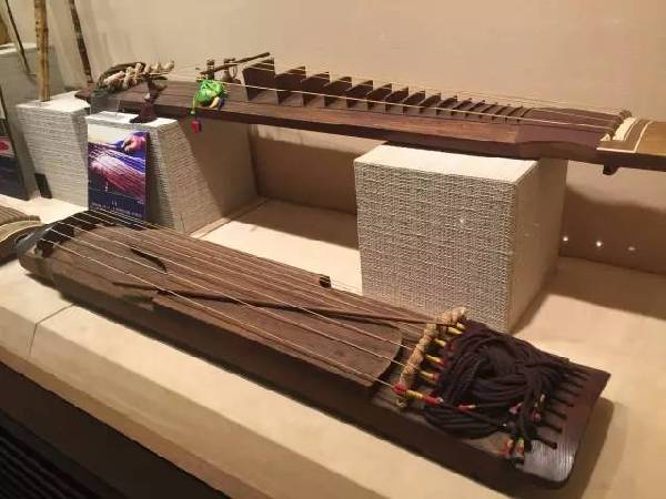 泰国的鳄鱼琴,像是瘦身之后躺倒的琵琶.