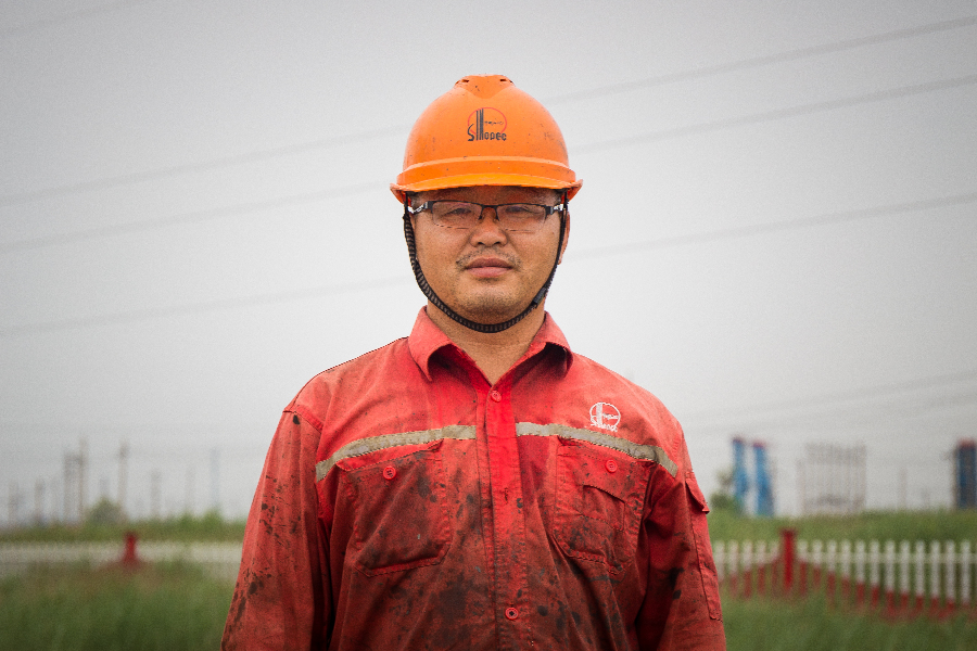 胜利油田工人写照