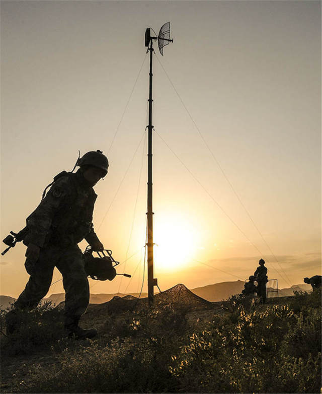 观察所进行有线架设,准备实弹射击.