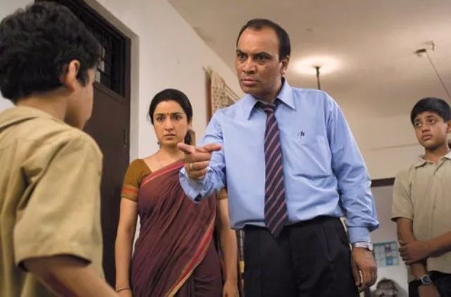 是你爸(妈)"这句话隐藏的潜台词是,我是你的主人,你的老板,你的饲养者