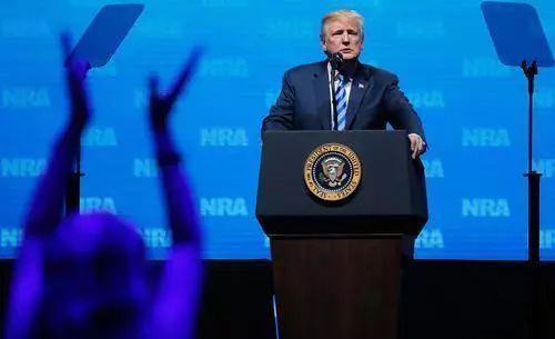 5月4日,美国总统特朗普在美国全国步枪协会(nra)年会开幕式上大谈拥有