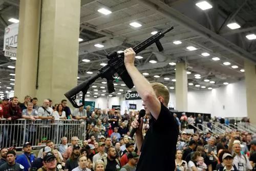 控枪浪潮遭"逆袭" 特朗普力挺持枪权