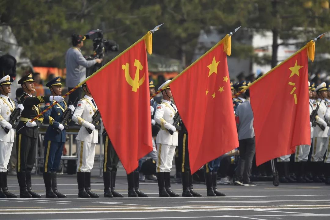 天安门广场上,党旗,国旗,军旗迎风飘展.