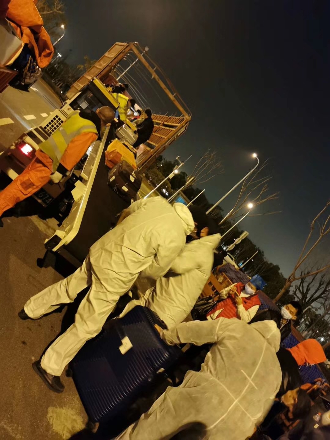 2月13日,七省市七个医疗队1600人次到达武汉支援,三十多位志愿者在